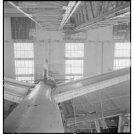 Montage d'un hydravion de transport SE 200 de la Société nationale de constructions aéronautiques du Sud-Est (SNCASE), dans un hangar, sur le site de la société à Marignane.