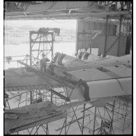 Montage d'un hydravion de transport SE 200 de la Société nationale de constructions aéronautiques du Sud-Est (SNCASE), dans un hangar, sur le site de la société à Marignane.