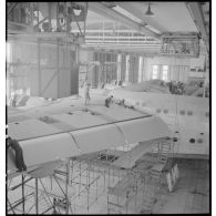 Montage d'un hydravion de transport SE 200 de la Société nationale de constructions aéronautiques du Sud-Est (SNCASE), dans un hangar, sur le site de la société à Marignane.