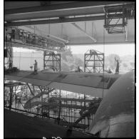 Montage d'un hydravion de transport SE 200 de la Société nationale de constructions aéronautiques du Sud-Est (SNCASE), dans un hangar, sur le site de la société à Marignane.