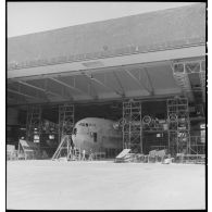 Montage d'un hydravion de transport SE 200 de la Société nationale de constructions aéronautiques du Sud-Est (SNCASE), dans un hangar, sur le site de la société à Marignane.