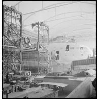 Montage d'un hydravion de transport SE 200 de la Société nationale de constructions aéronautiques du Sud-Est (SNCASE), dans un hangar, sur le site de la société à Marignane.