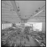 Montage d'un hydravion de transport SE 200 de la Société nationale de constructions aéronautiques du Sud-Est (SNCASE), dans un hangar, sur le site de la société à Marignane.
