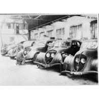 Maintenance sur voitures Peugeot 202 parquées sur la base aérienne de stockage de Pau.