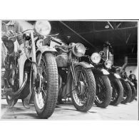 Motos Gnome et Rhône parquées sous un hangar sur la base aérienne de stockage de Pau.