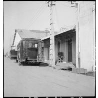 Autocar sur la base aérienne de stockage de Pau.