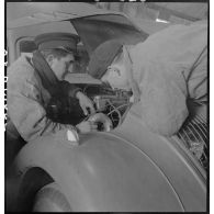 Des mécaniciens assurent la maintenance d'un moteur de camion sur la base aérienne de stockage de Pau.