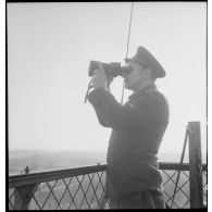 Sous-officier observant le ciel et l'horizon depuis une tour d'observation sur la base aérienne de stockage de Pau.