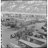 Montage, au premier plan, d'un bombardier Bloch MB 210 sous un hangar de l'atelier de réparation de l'armée de l'Air (ARAA), sur l'aérodrome de Toulouse.