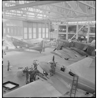 Chaîne de montage de bombardiers Bloch MB 210 et de chasseurs Potez 631 sous un hangar de l'atelier de réparation de l'armée de l'Air (ARAA), sur l'aérodrome de Toulouse.