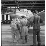 Un équipage s'apprête à effectuer un vol d'essai sur un avion de chasse Potez 630 sur l'aérodrome de Toulouse.