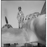 Un équipage s'apprête à effectuer un vol d'essai sur un avion de chasse Potez 630 sur l'aérodrome de Toulouse.