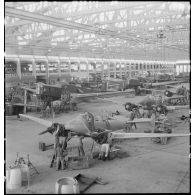 Chaîne de montage de bombardiers Bloch MB 210 et de chasseurs Potez 631 sous un hangar de l'atelier de réparation de l'armée de l'Air (ARAA), sur l'aérodrome de Toulouse.