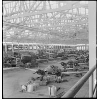 Chaîne de montage de bombardiers Bloch MB 210 et de chasseurs Potez 631 sous un hangar de l'atelier de réparation de l'armée de l'Air (ARAA), sur l'aérodrome de Toulouse.