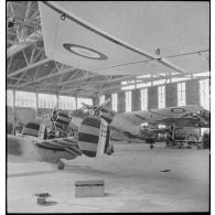 Chaîne de montage d'avions de chasse Potez 631 dans un hangar de l'atelier de réparation de l'armée de l'Air (ARAA) de Toulouse.