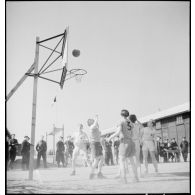 Match de basket-ball entre unités de l'armée de l'Air d'armistice.