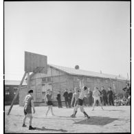 Match de basket-ball entre unités de l'armée de l'Air d'armistice.