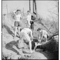 Des aviateurs de l'armée de l'Air d'armistice se rafraîchissent après avoir disputé un match de basket-ball.