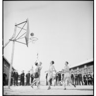 Match de basket-ball entre unités de l'armée de l'Air d'armistice.