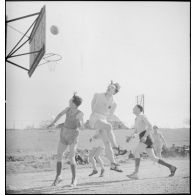 Match de basket-ball entre unités de l'armée de l'Air d'armistice.