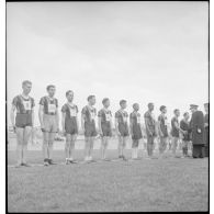 Le général de division aérienne Jean-Charles Romatet, chef d'état-major de l'armée de l'Air, félicite une équipe de rugby à l'issue d'un match pendant un championnat sur un stade à Clermont-Ferrand.