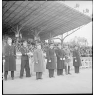 Les autorités militaires à l'issue de compétitions sur un stade de Clermont-Ferrand dans le cadre d'un championnat.