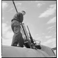 La chaîne d'assemblage de bombardiers Lioré et Olivier LeO 451 (LeO 45) sur le terrain d'aviation d'Ambérieu-en-Bugey : montage du canon Hispano-Suiza de 20 mm sur un appareil.