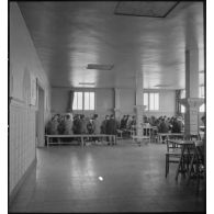 Réfectoire des personnels employés sur la chaîne d'assemblage de bombardiers Lioré et Olivier LeO 451 (LeO 45) dans l'ancienne usine Forclum, sur le terrain d'aviation d'Ambérieu-en-Bugey.