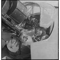 Servant du canon de 20 mm dans le poste de tir dorsal d'un bombardier Lioré et Olivier LeO 451 (LeO 45), sorti de la chaîne d'assemblage, pour un vol d'essai depuis le terrain d'aviation d'Ambérieu-en-Bugey.
