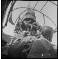 Servant du canon de 20 mm dans le poste de tir dorsal d'un bombardier Lioré et Olivier LeO 451 (LeO 45), sorti de la chaîne d'assemblage, pour un vol d'essai depuis le terrain d'aviation d'Ambérieu-en-Bugey.