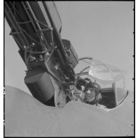 Servant du canon de 20 mm dans le poste de tir dorsal d'un bombardier Lioré et Olivier LeO 451 (LeO 45), sorti de la chaîne d'assemblage, pour un vol d'essai depuis le terrain d'aviation d'Ambérieu-en-Bugey.