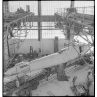 Déchargement d'un wagon d'une cellule de bombardier Lioré et Olivier LeO 451 (LeO 45) dans l'ancien bâtiment de l'usine Forclum, sur le terrain d'aviation d'Ambérieu-en-Bugey.