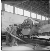 La chaîne d'assemblage de bombardiers Lioré et Olivier LeO 451 (LeO 45) sur le terrain d'aviation d'Ambérieu-en-Bugey : des ouvriers travaillent sur un moteur.