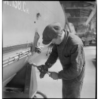 Ancienne usine Forclum qui abrite la chaîne d'assemblage de bombardiers Lioré et Olivier LeO 451 (LeO 45) sur le terrain d'aviation d'Ambérieu-en-Bugey : un ouvrier perce des trous sur un fuselage.