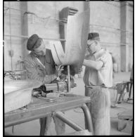 Ancienne usine Forclum qui abrite la chaîne d'assemblage de bombardiers Lioré et Olivier LeO 451 (LeO 45) sur le terrain d'aviation d'Ambérieu-en-Bugey : des ouvriers façonnent une pièce.