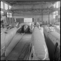 Stockage des cellules de bombardiers Lioré et Olivier LeO 451 (LeO 45) dans le bâtiment de l'ancienne usine Forclum sur le terrain d'aviation d'Ambérieu-en-Bugey.