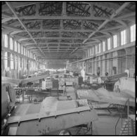 Assemblage de cellules et pièces de bombardiers Lioré et Olivier LeO 451 (LeO 45) dans l'ancien bâtiment de l'usine Forclum, sur le terrain d'aviation d'Ambérieu-en-Bugey.