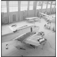 Assemblage de cellules et pièces de bombardiers Lioré et Olivier LeO 451 (LeO 45) dans l'ancien bâtiment de l'usine Forclum, sur le terrain d'aviation d'Ambérieu-en-Bugey.