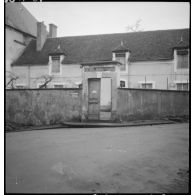 Centre d'hébergement pour jeunes enfants du service social de l'armée de l'Air: la villa du Rocher à Fréjus (sous réserves).