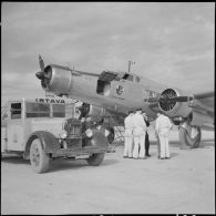Le ravitaillement en carburant est effectué sur l'avion de transport Dewointine D338 Ville d'Orléans avant son départ sur la base aérienne de Lyon-Bron.