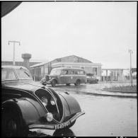 Un bus de la compagnie Air France arrive à l'aérogare sur la base aérienne de Lyon-Bron.