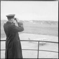 Observation de l'horizon sur la base aérienne de stockage de Lyon-Bron.