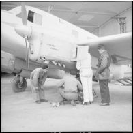 Maintenance sur un avion de transport Renault Caudron Goéland sur la base de stockage de Lyon-Bron.