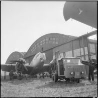 Mise au parking d'un bombardier Lioré et Olivier LéO-451 sur la base aérienne de stockage de Lyon-Bron.