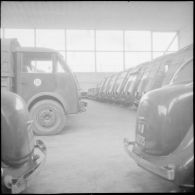 Camions Renault AGK1 sous hangar sur la base aérienne de stockage de Lyon-Bron.