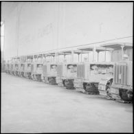 Tracteurs Caterpillar sous hangar sur la base aérienne de stockage de Lyon-Bron.