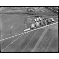 Vue aérienne des bâtiments de l'ancienne usine Forclum qui abritent la chaîne d'assemblage de bombardiers Lioré et Olivier LeO 451 (LeO 45) sur le terrain d'aviation d'Ambérieu-en-Bugey.