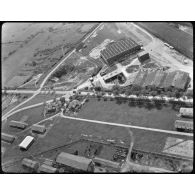 Vue aérienne des bâtiments de l'ancienne usine Forclum qui abritent la chaîne d'assemblage de bombardiers Lioré et Olivier LeO 451 (LeO 45) sur le terrain d'aviation d'Ambérieu-en-Bugey.