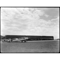 Des bombardiers Lioré et Olivier LeO 451 (LeO 45) sont parqués devant un des bâtiments de l'ancienne usine Forclum qui abritent la chaîne d'assemblage des appareils sur le terrain d'aviation d'Ambérieu-en-Bugey.