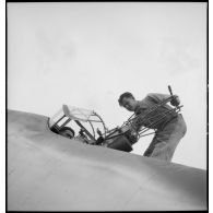 La chaîne d'assemblage de bombardiers Lioré et Olivier LeO 451 (LeO 45) sur le terrain d'aviation d'Ambérieu-en-Bugey : montage du canon Hispano-Suiza de 20 mm sur un appareil.